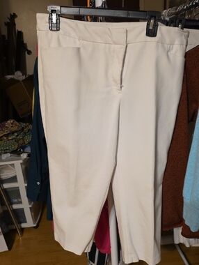 Investments Cream Straight Capri Pants